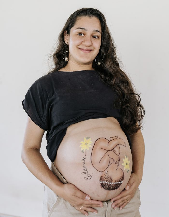 Gestante com arte pintada na barriga